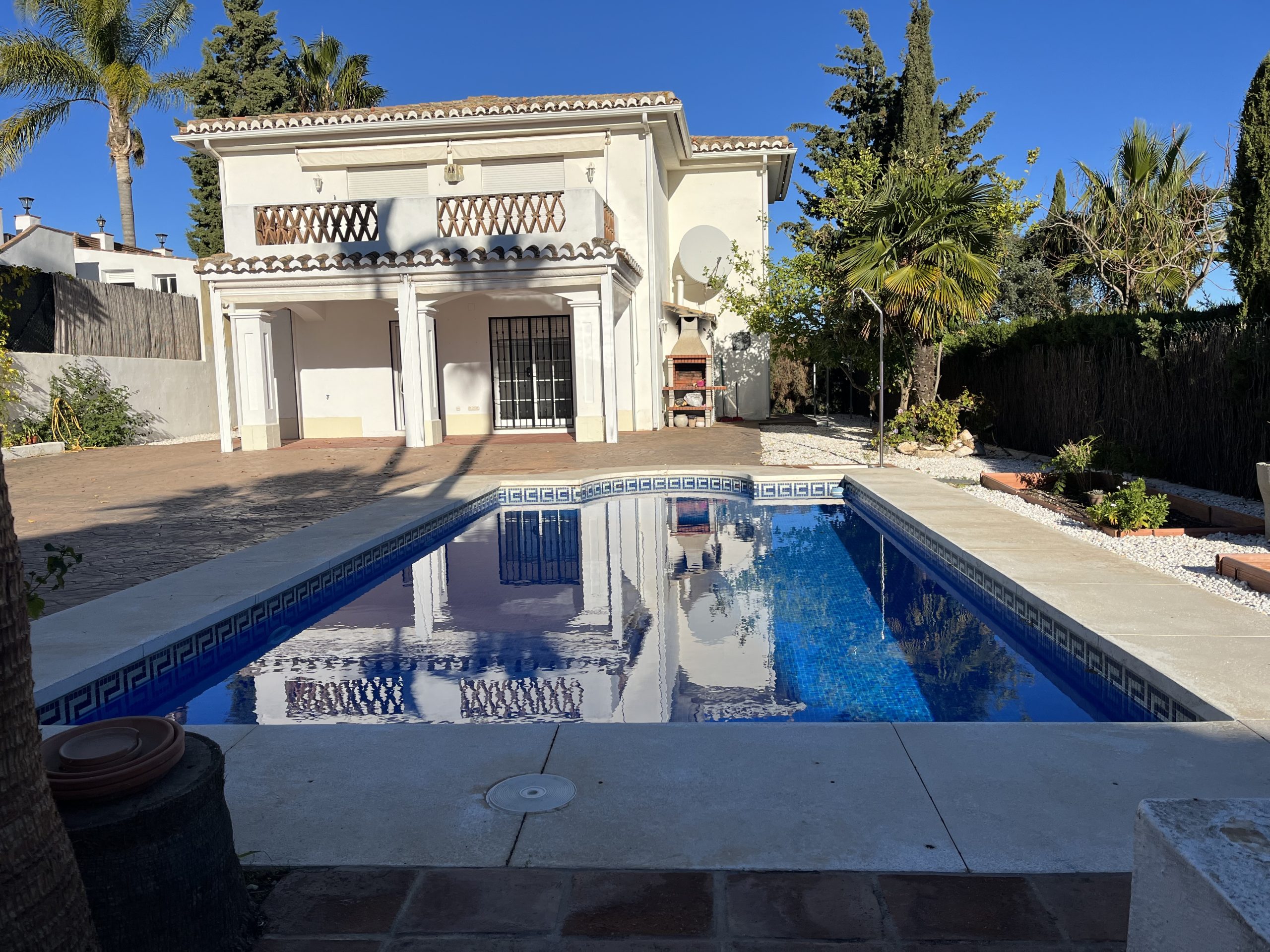 Ri 841 Five bedroom villa with pool in urbanisation near Coin – 1,800€