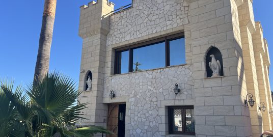 Ri 961 Stunning four bedroom ‘castle’ with pool in urbanisation near Coin – 4,500€