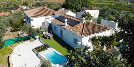 Ri 982 Two bedroom country house with salt water pool in Alora – €1,250